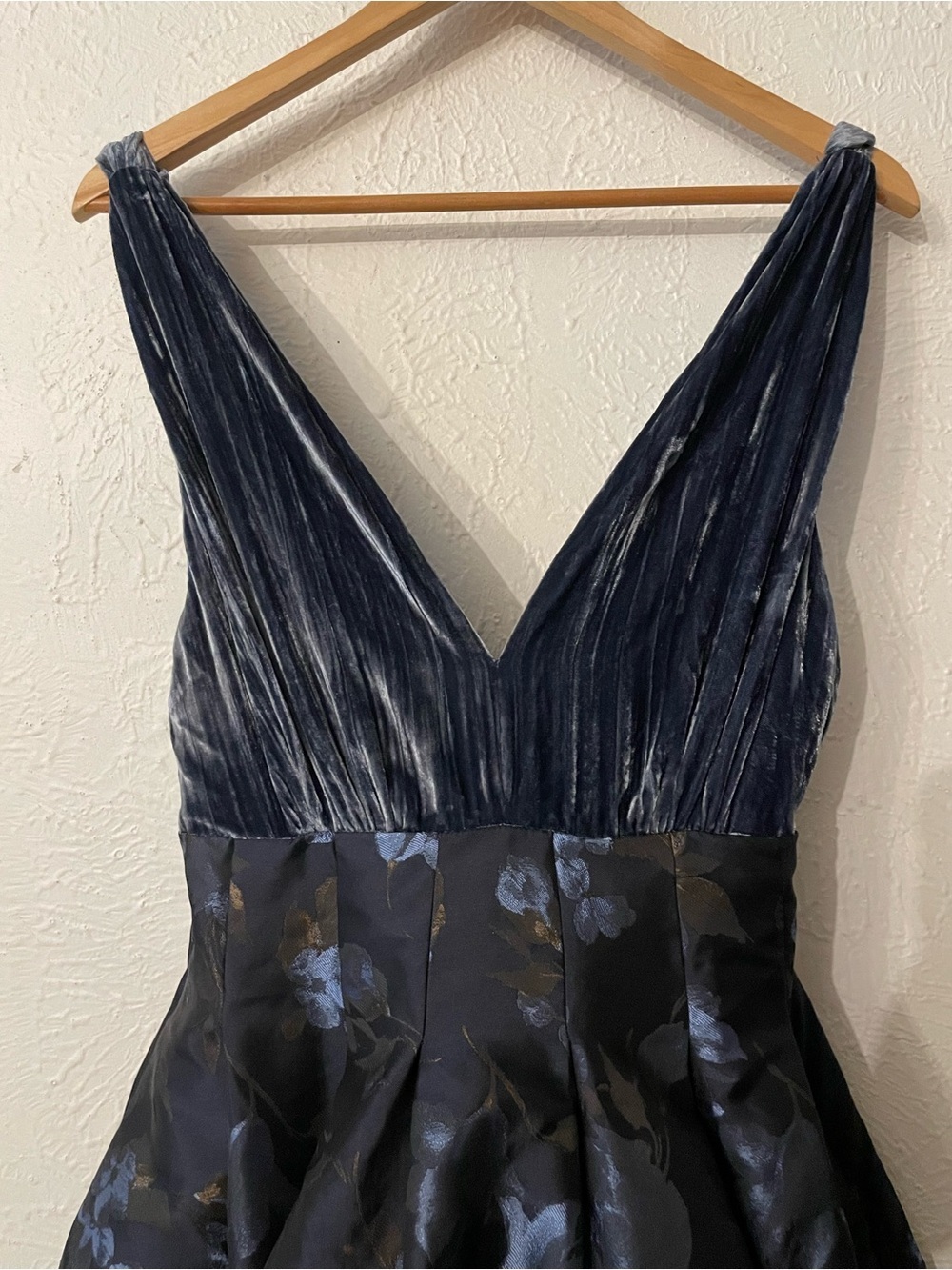 Maeve V-Neck Blue Floral Velvet Jacquard A-Line Midi Dress US 4 - Picture 6 of 9